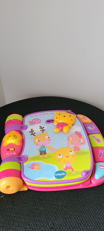 Do, Ré, Mi Super Livre Enchanté rose est un livre parlant et musical qui joue 6 comptines traditionn