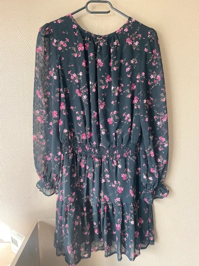 Robe rose et noire fleurie - photo numéro 3