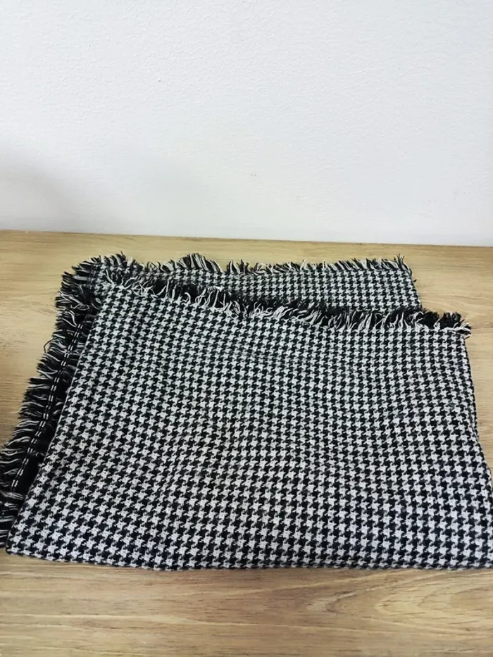 Echarpe noir et blanche accessories, très bon état 62x180cm