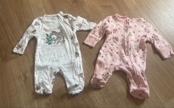 Pyjamas Newborn + bavoirs assortis