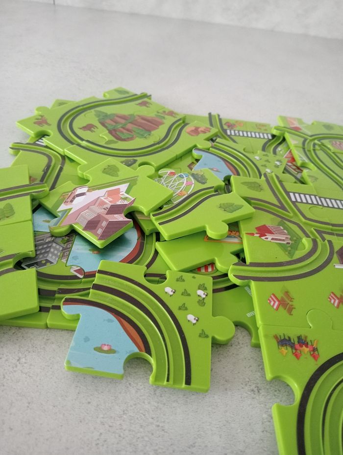 Circuit à monter avec 2 voitures - photo numéro 3
