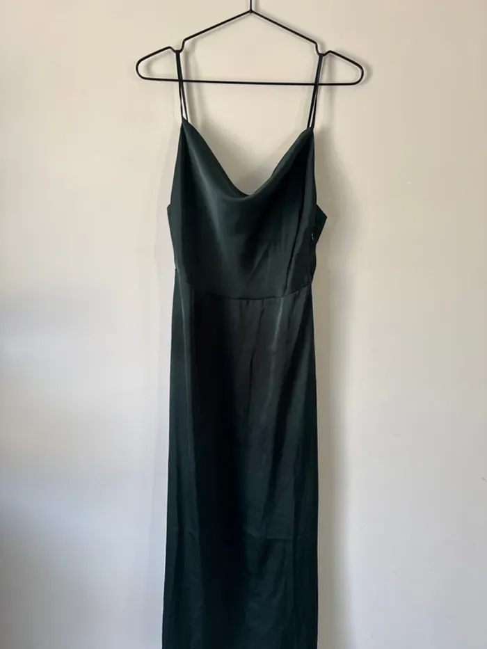 👗 👗 VILA - Robe longue en satin à col bénitier - vert sapin- neuf sans étiquette