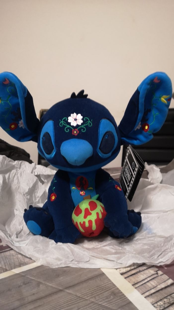 Peluche stitch crashes blanche neige