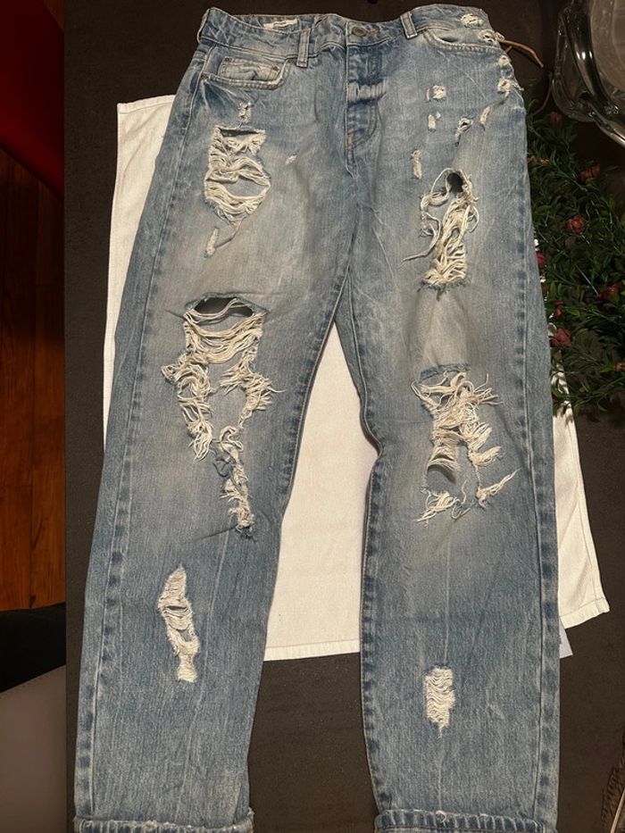 👖 Pantalon “Girlfriend” troué – Bershka – Taille 36 🩵