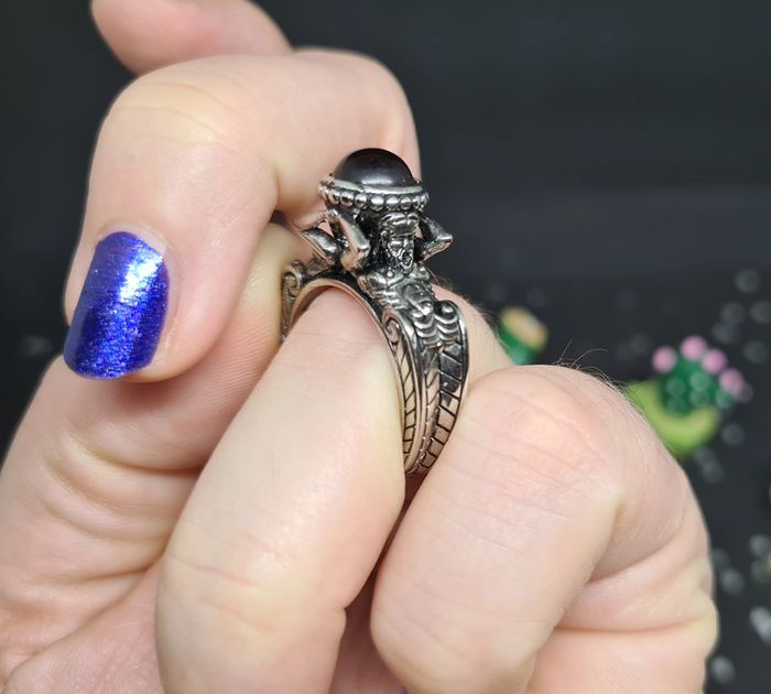 Bague fantaisie argentée avec pierre rouge portée par un homme et une femme - photo numéro 3