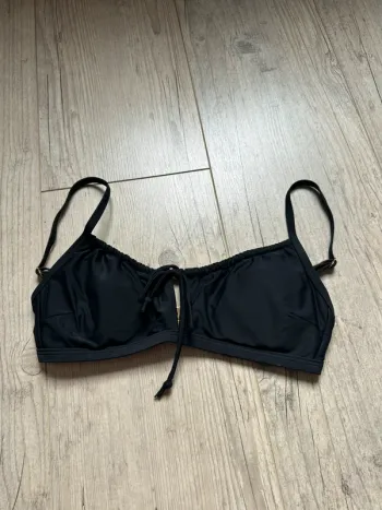 Haut de maillot noir froncé à découpe cut out
