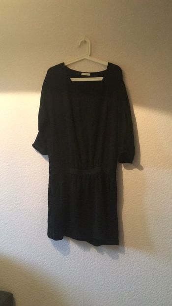 Robe noire ceinturée a la taille