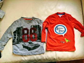 Lot de 2 tee shirts rétro voiture et dinosaure