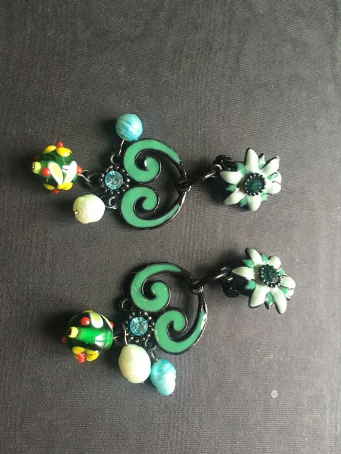 Boucles d’oreilles clips en métal émaillé vert et noir