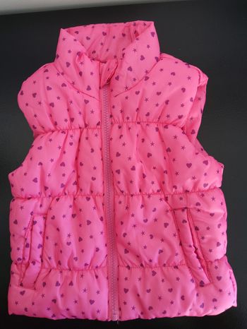 Doudoune sans manches rose à motifs