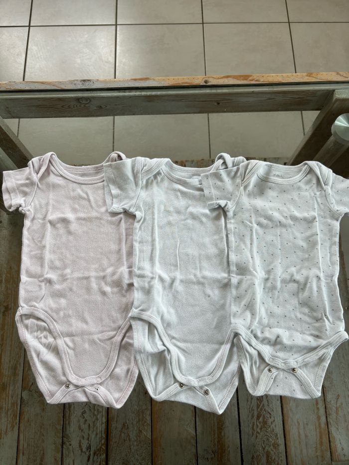 Lot bodys tee-shirts 18mois