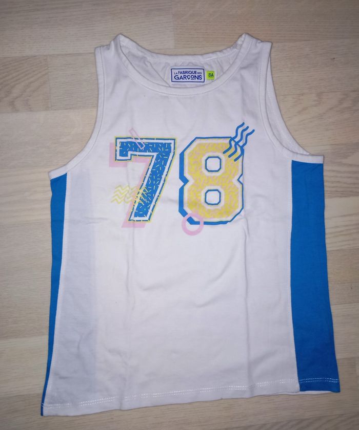 Débardeur blanc et bleu motif basket 78 La Fabrique des Garçons 
T. 8 ans
