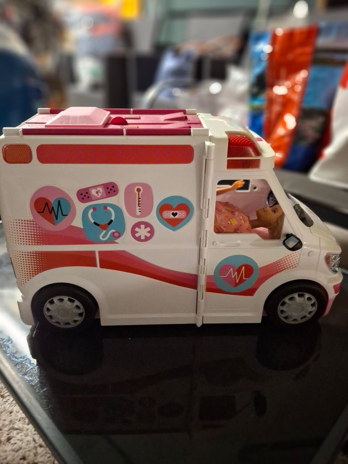 Véhicule ambulance Barbie