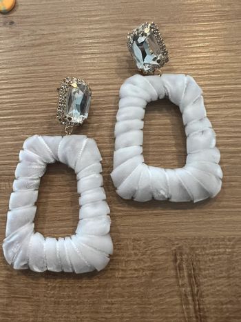 Boucles d’oreilles velours blanc strass