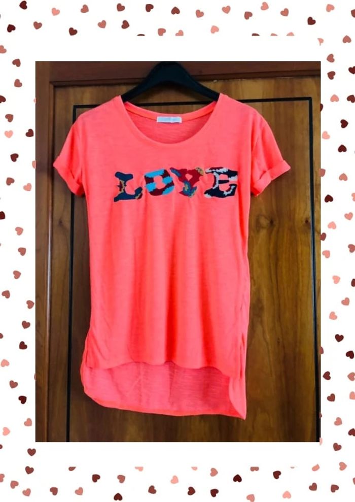 T-shirt Love 38/40 orange. D’autres couleurs de ce modèle plus bas. Neuf