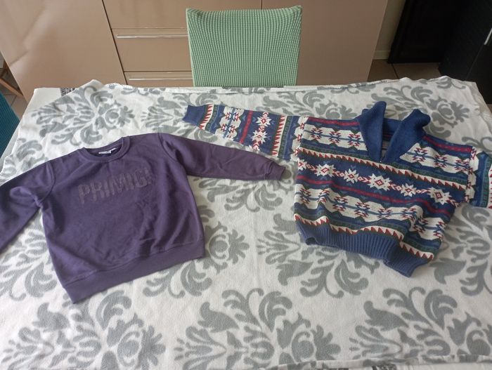 Lot 2 pulls manches longues marques diverses 6 ans 4€