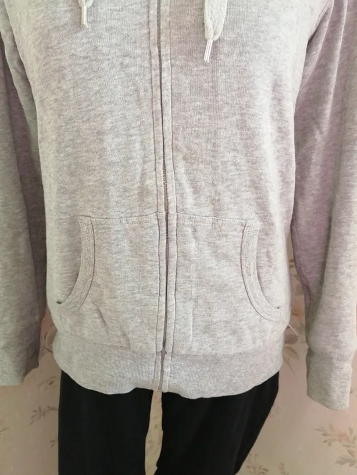 Veste à capuche gris clair fourrée avec poches et lien à nouer / tissaia / (42-44) - photo numéro 5