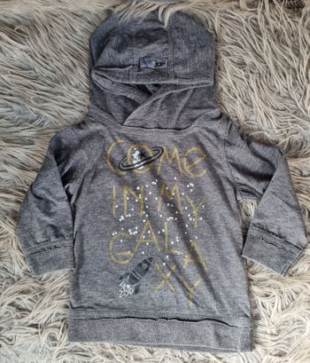 Pull a capuche avec écriture 24mois