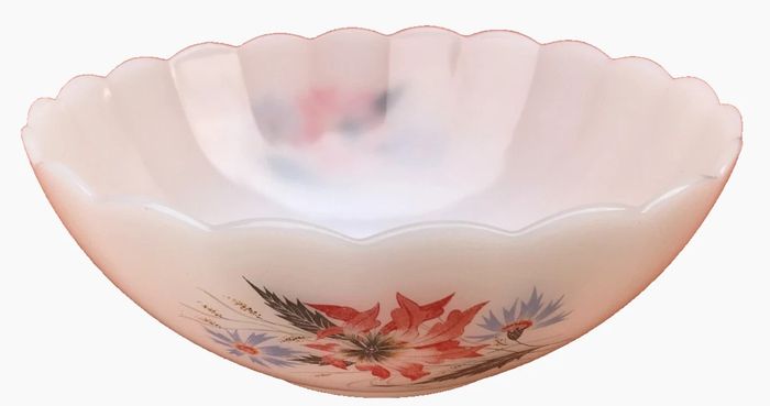 Années 1960  Saladier  Arcopal France Décor fleuri et bords festonnés