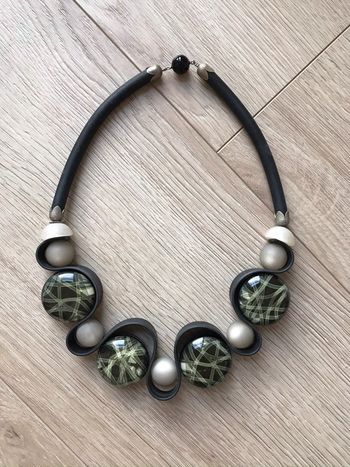 Collier de créateur noir, blanc et vert
