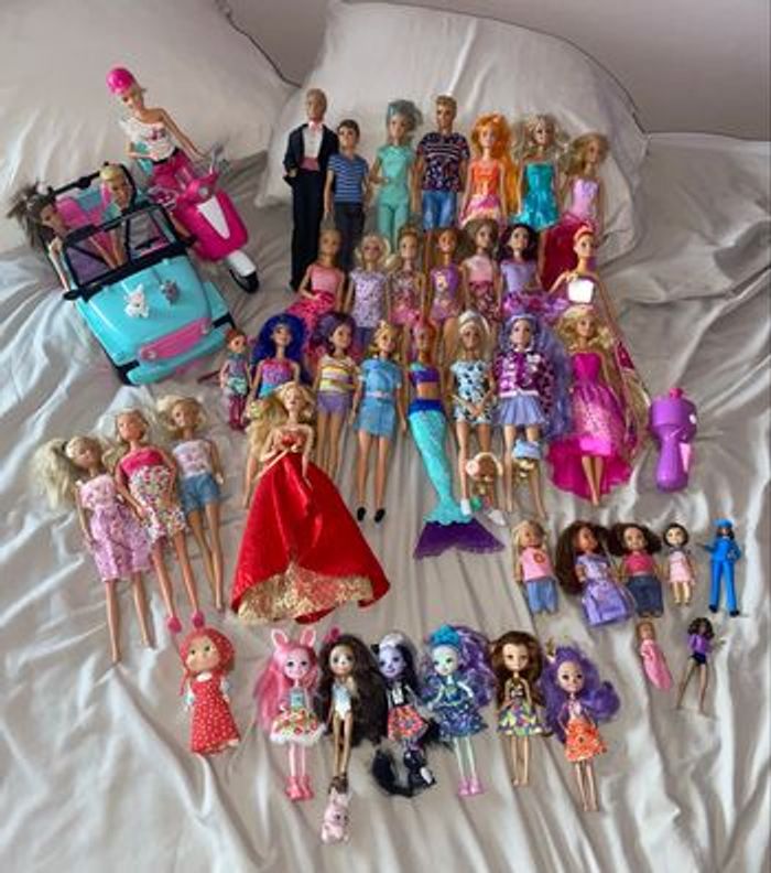Lot Barbie (dressing,accessoires,poupées,voiture,scooter)