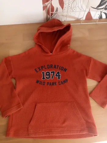Sweatshirt 5 ans couleur orange brique.