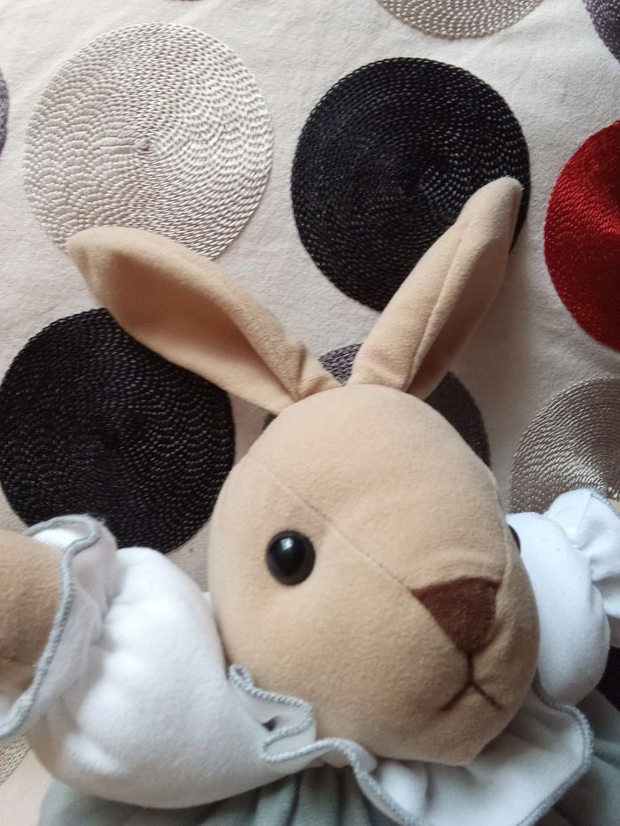Peluche lapin vintage marron clair gris blanc forme ronde boule patapouf en tissu d'occasion pas de marque  sur ce doudou aucune  étiquette - photo numéro 2