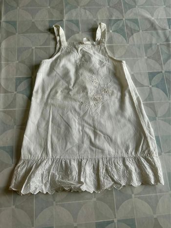Robe blanche - 5 ans - en très bon état
