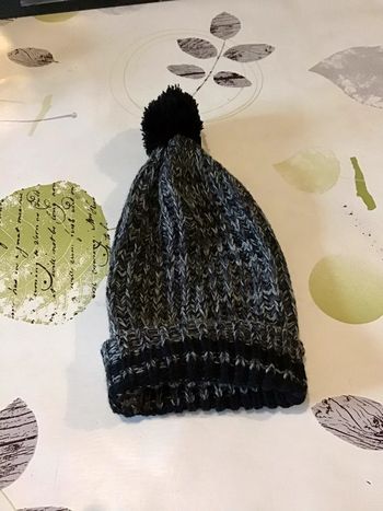 Bonnet retombant sur l’arrière taille 8/10 ans gris  et noir