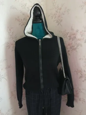 Veste noire à capuche avec fourrure et liseré simili cuir / M & V/ (S-M)