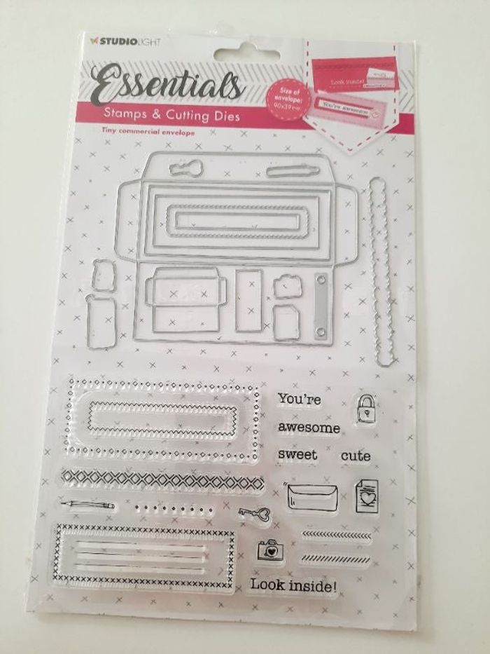 Cutting dies and stamps enveloppe