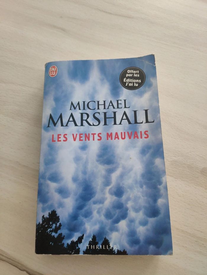 Livre poche thriller les vents mauvais Marshall
