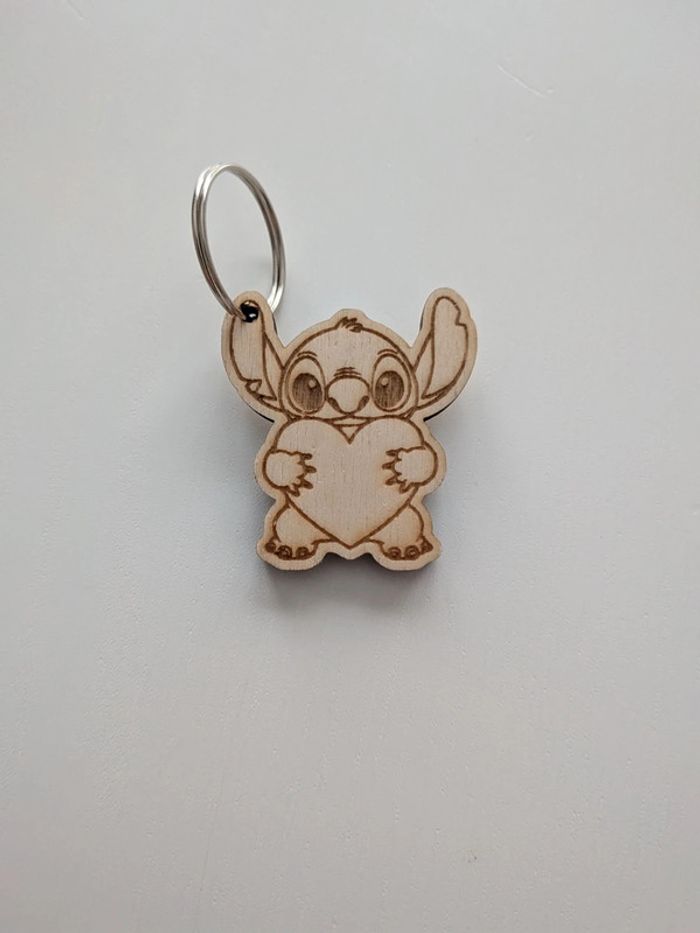 Porte-clé Stitch en bois naturel
