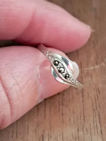 Petite bague délicate argent et marcassites