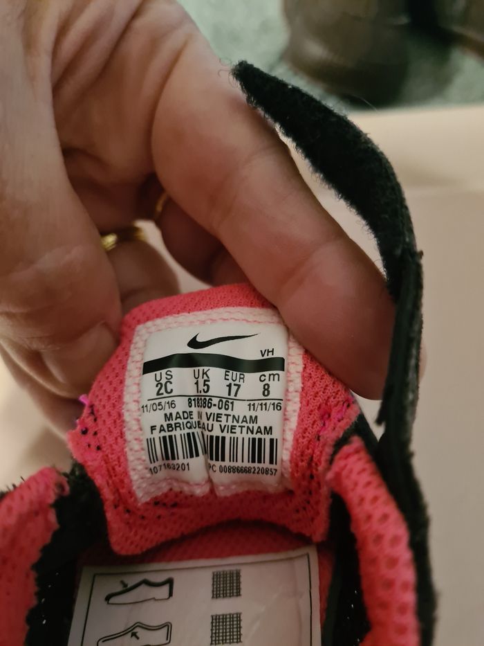 Basket. Bébé. Nike. Neuve. Noir, rose. Taille 17 - photo numéro 4