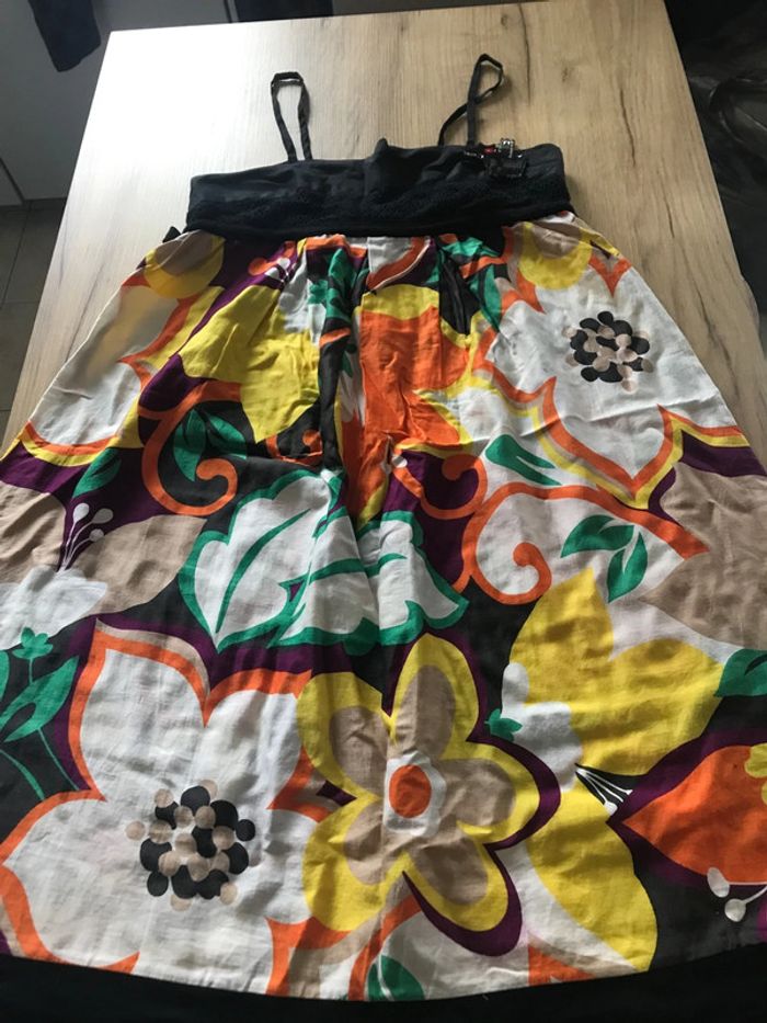 Robe noire fleurie avec bijoux chien