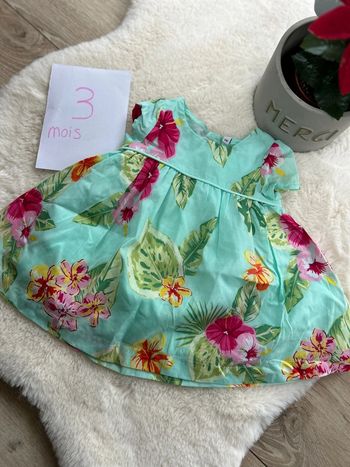 Jolie robe à fleur ~ 3 mois