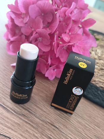 Stick contour et illuminateur Hello Kiss 01