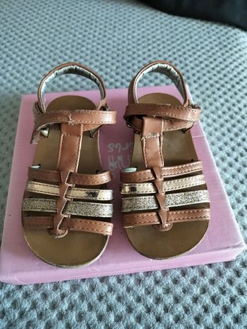 Sandales T 27 en très bon état de chez creeks marron et doré 