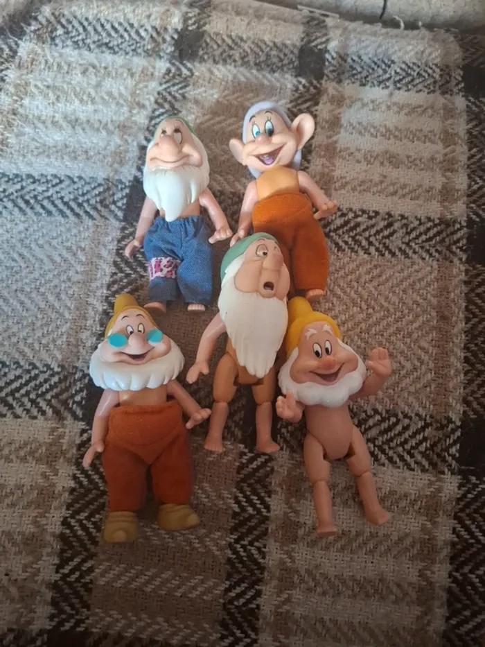 Lot de 5 nains. Blanche neige et les sept nains