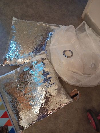 Rideau et coussins paillettes