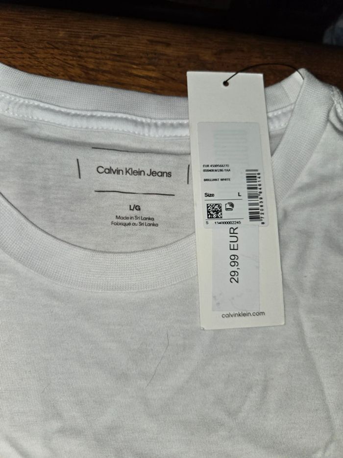 T-Shirt Calvin Klein neuf - photo numéro 2