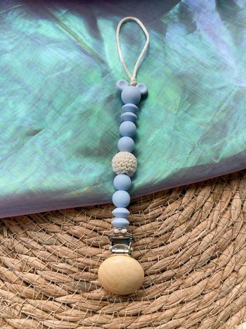 Attache-tétine bleu à perle blanche brodé