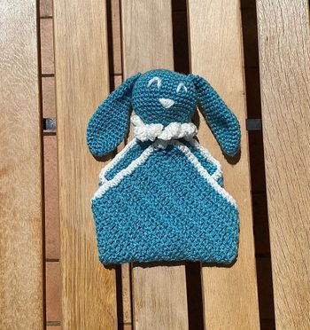 Doudou lapin bleu