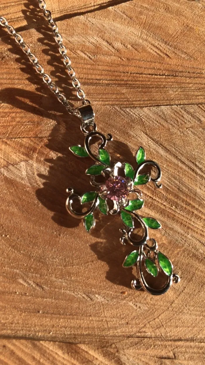 Collier croix fleuris - photo numéro 3