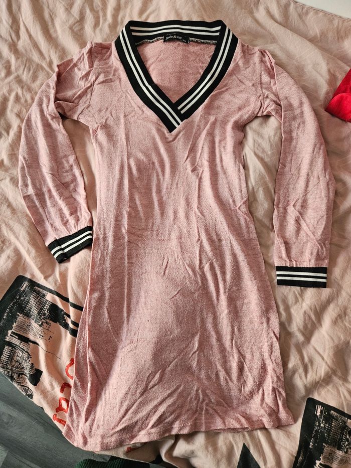 Robe rose à bandes noires et blanches