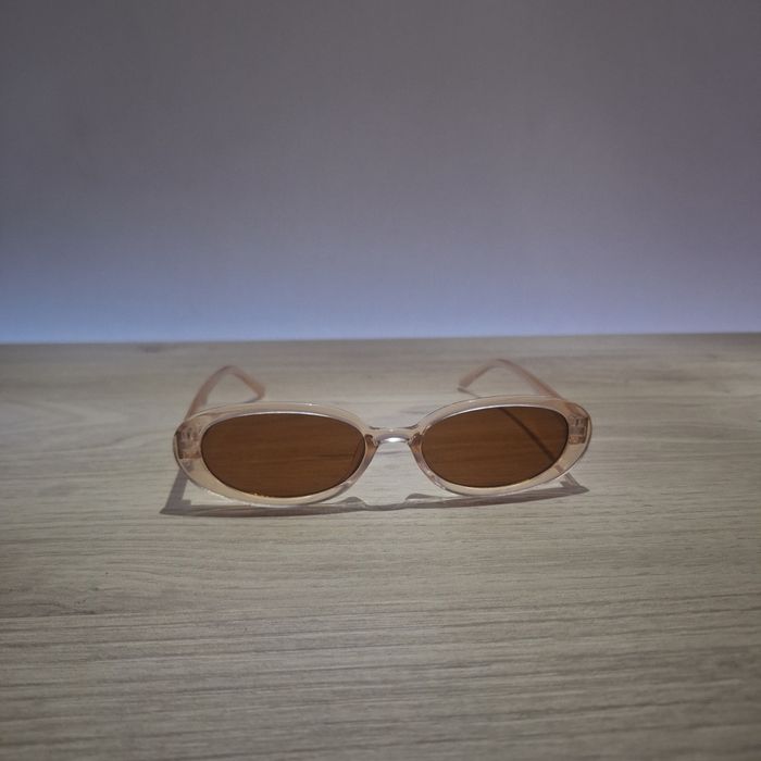 Lunettes de Soleil Ovales Beiges - Y2K Vintage 90s-2000s - Unisexe Sunglasses - Verres Teintés  Noirs - photo numéro 2