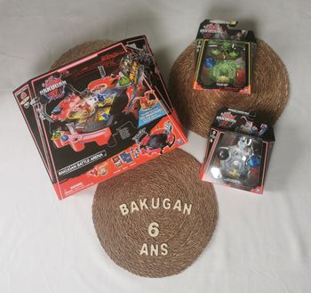 Lot 3 bakugan, 1 arène avec dragonoid et 2 special attack, mantid et ventri