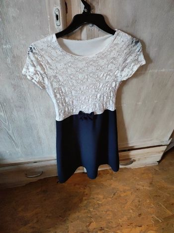 Très belle robe blanche bleue marine