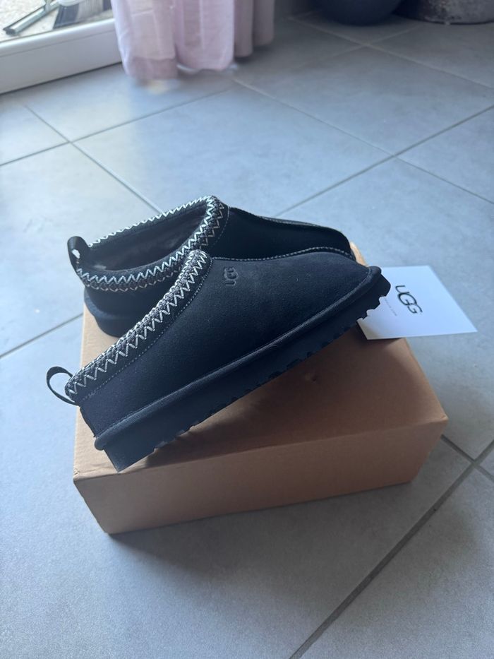 Paire de chaussons pantoufles UGG taille 39